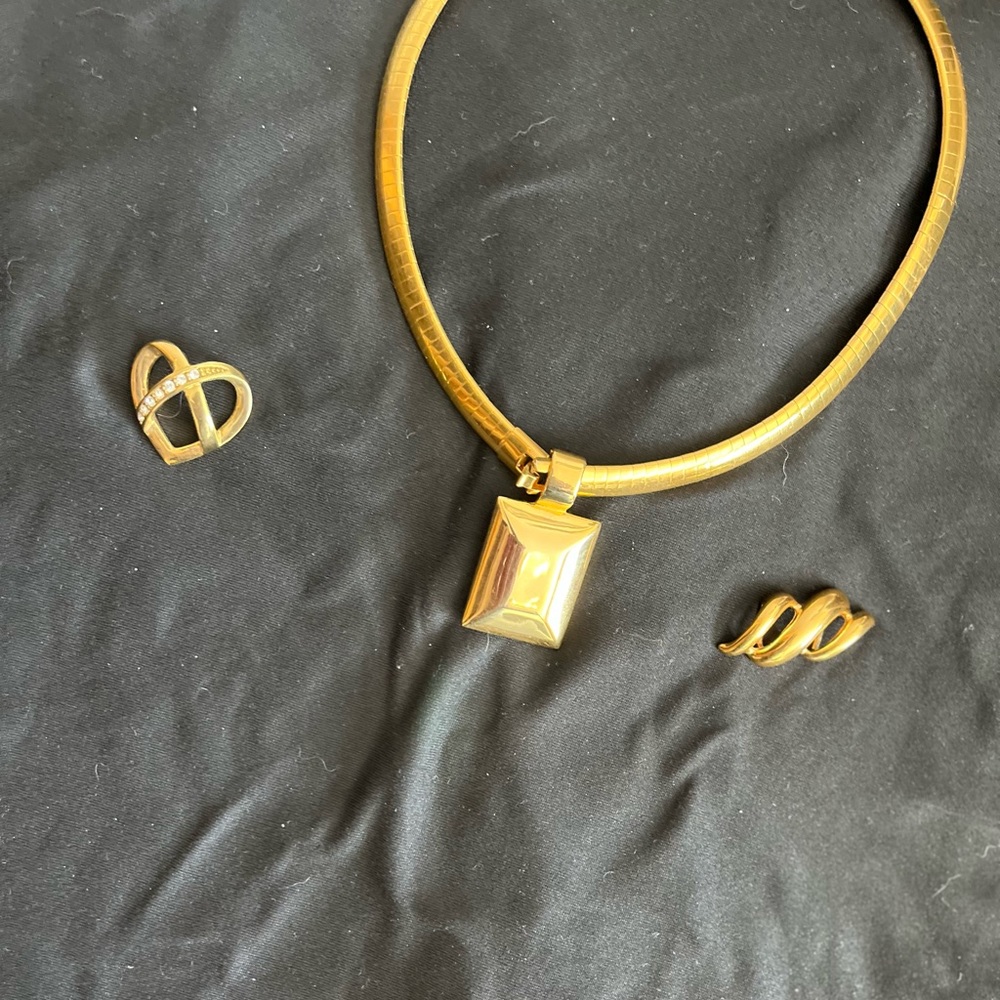 Gold, colored 6 inch choker with three slides